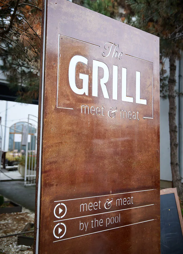 Panou de intrare din oțel corten pentru restaurantul The Grill